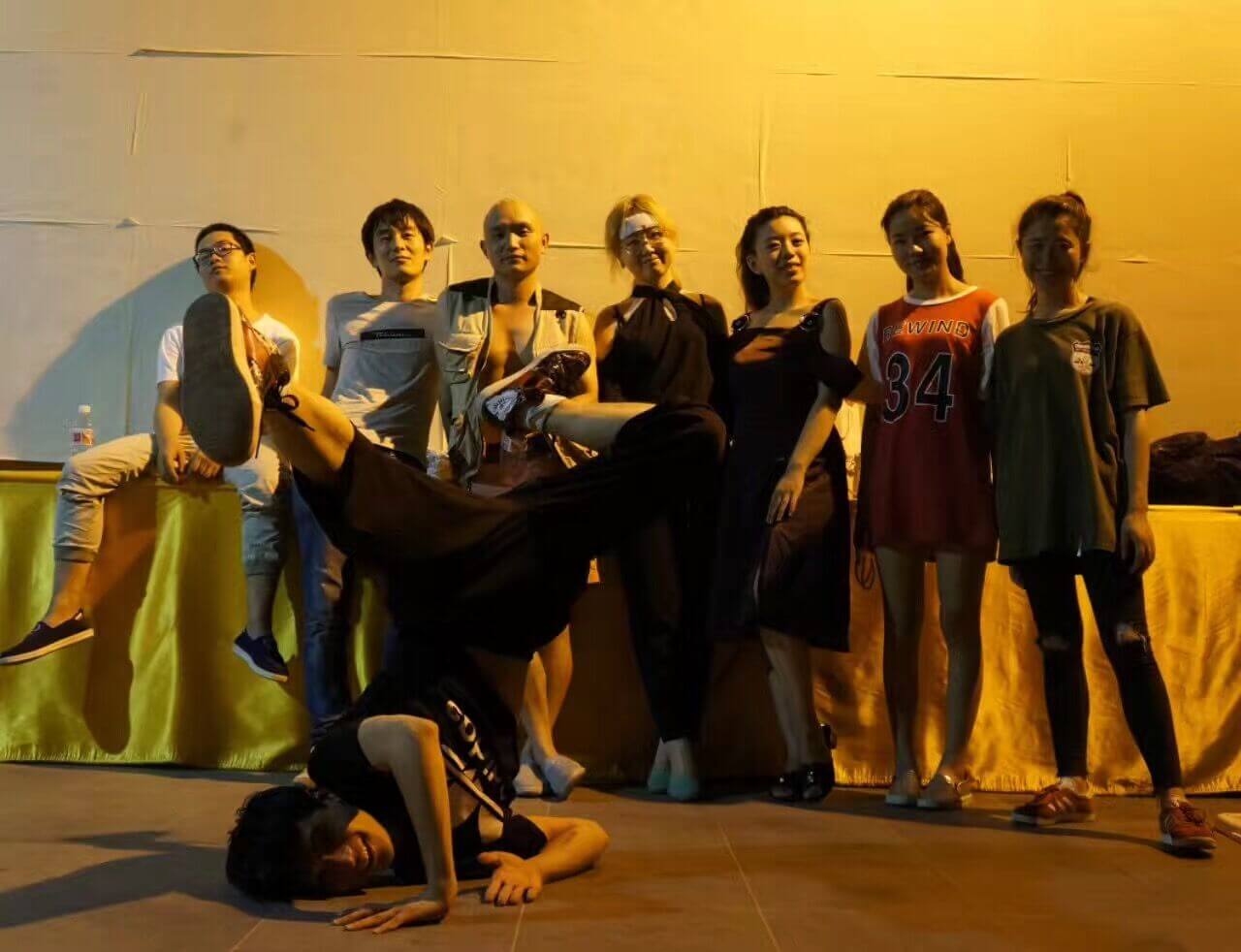 炫園公司參與沐微映像拍攝網(wǎng)絡(luò)劇的劇照合影-上海炫園企業(yè)登記代理有限公司 炫園公司參與沐微映像拍攝網(wǎng)絡(luò)劇的劇照合影-上海炫園企業(yè)登記代理有限公司